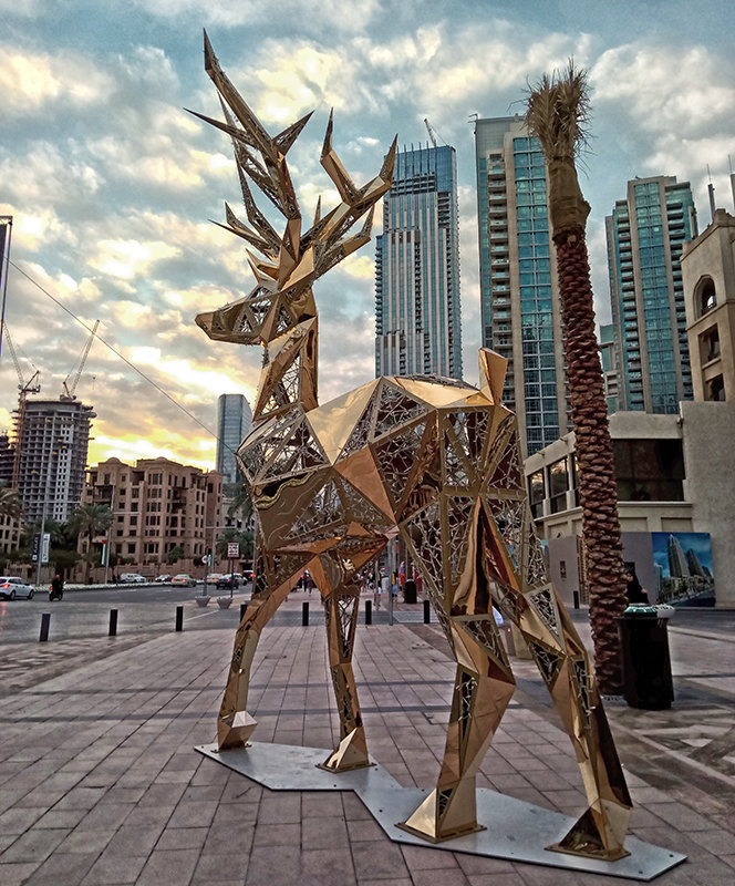 Золотые олени на улицах города Дубай. - Alex 