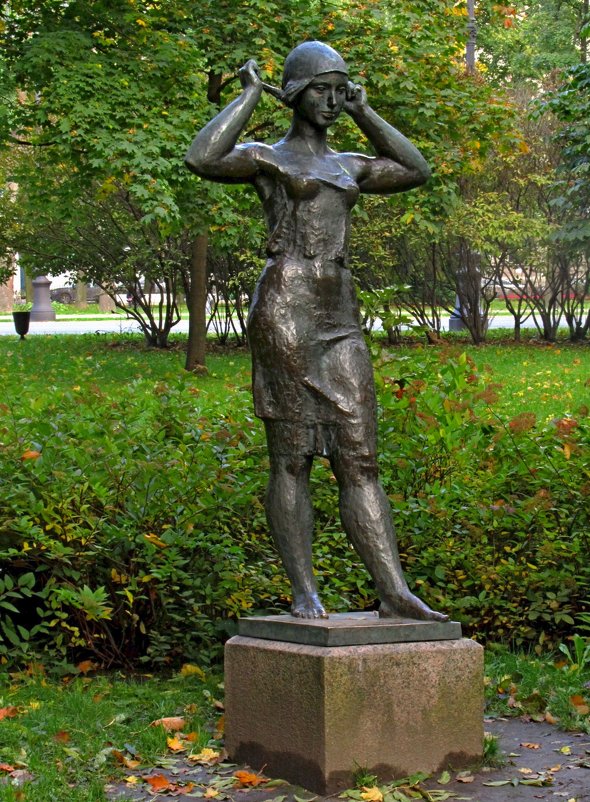 Скульптура "Девушка, повязывающая косынку" - Сергей Карачин