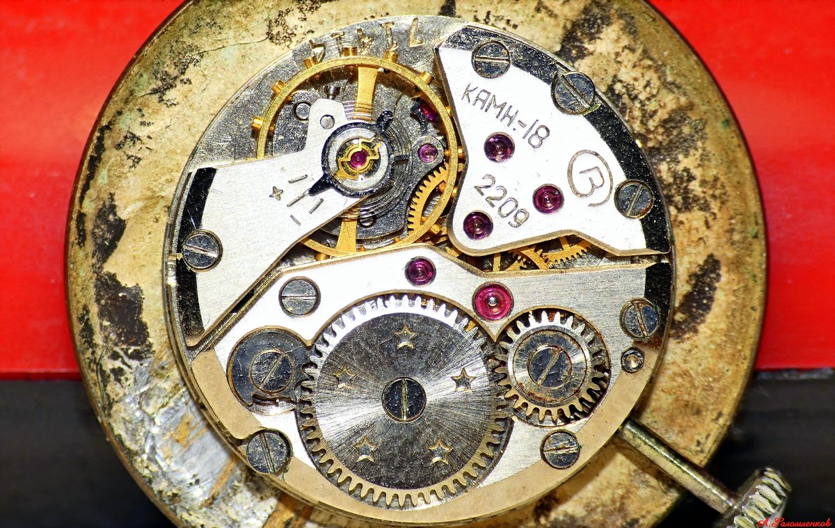 Часы - это наручник, которым человек добровольно приковывает себя к времени.. - Андрей Заломленков