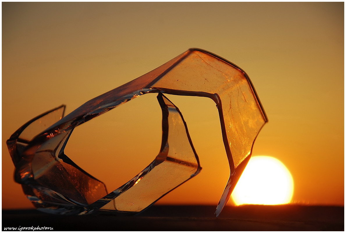 Кусок разбитого стакана на вечернем окне - Игорь Корф