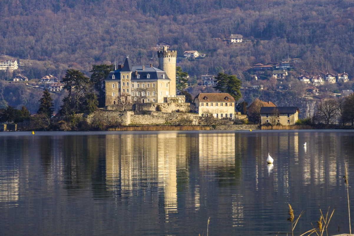 замок Шатовье на озере Аннси, XII век - Георгий А