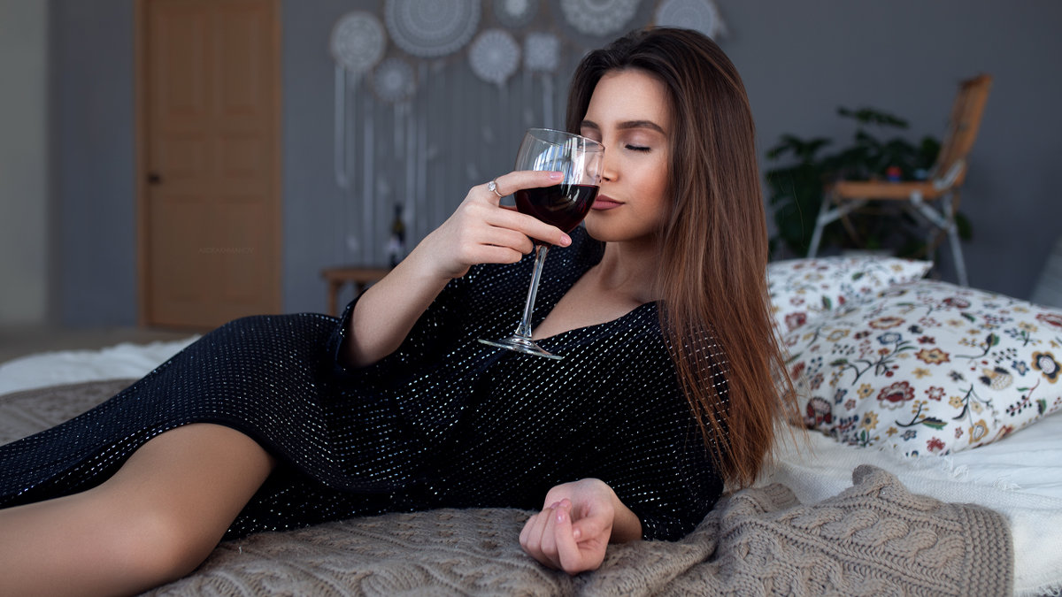 Красивая девушка в черном платье с бокалом вина - Lenar Abdrakhmanov