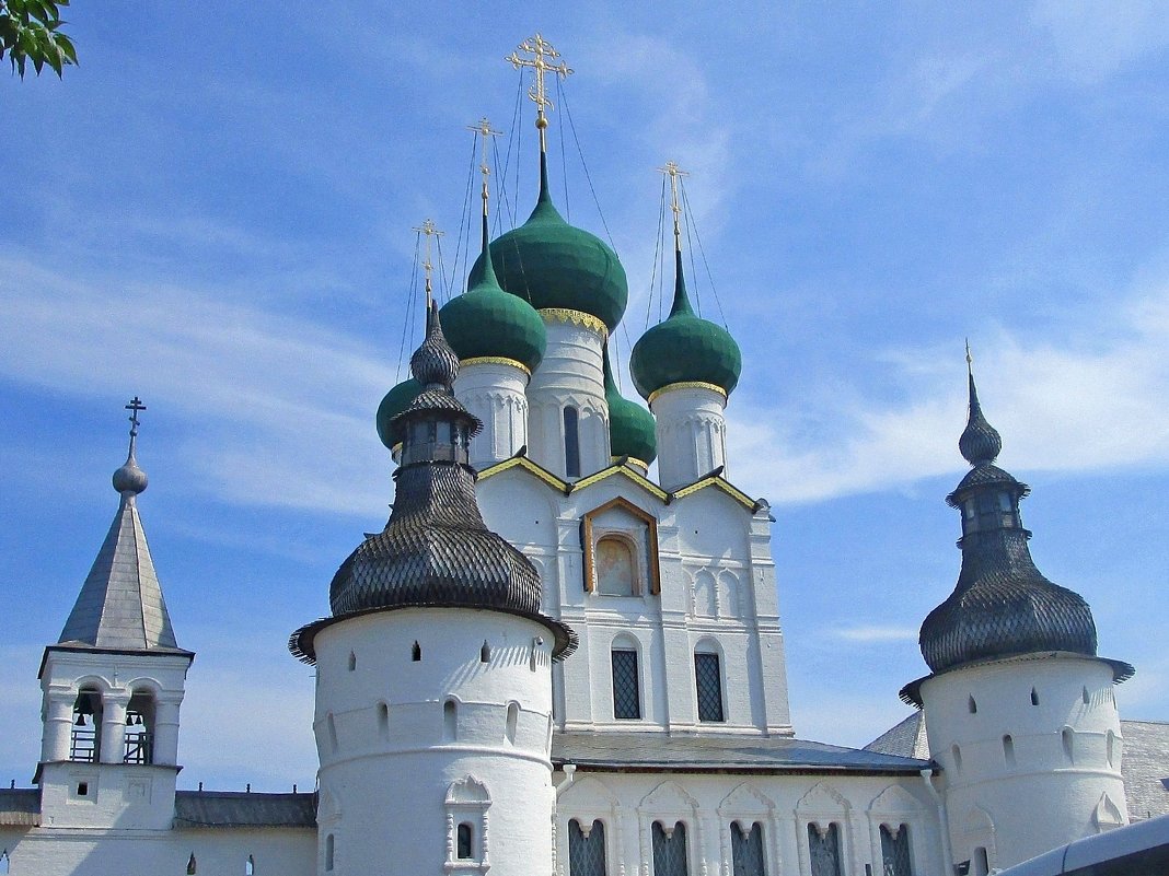 Купола церкви Иоанна Богослова Ростовского кремля. - Ольга Довженко