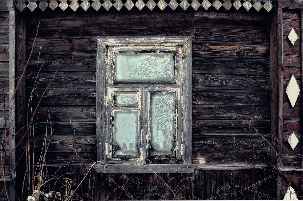 Арт-объект....с замазкой,уголками....заброшенный дом....судя по рисунку на окне... - Сергей Клапишевский