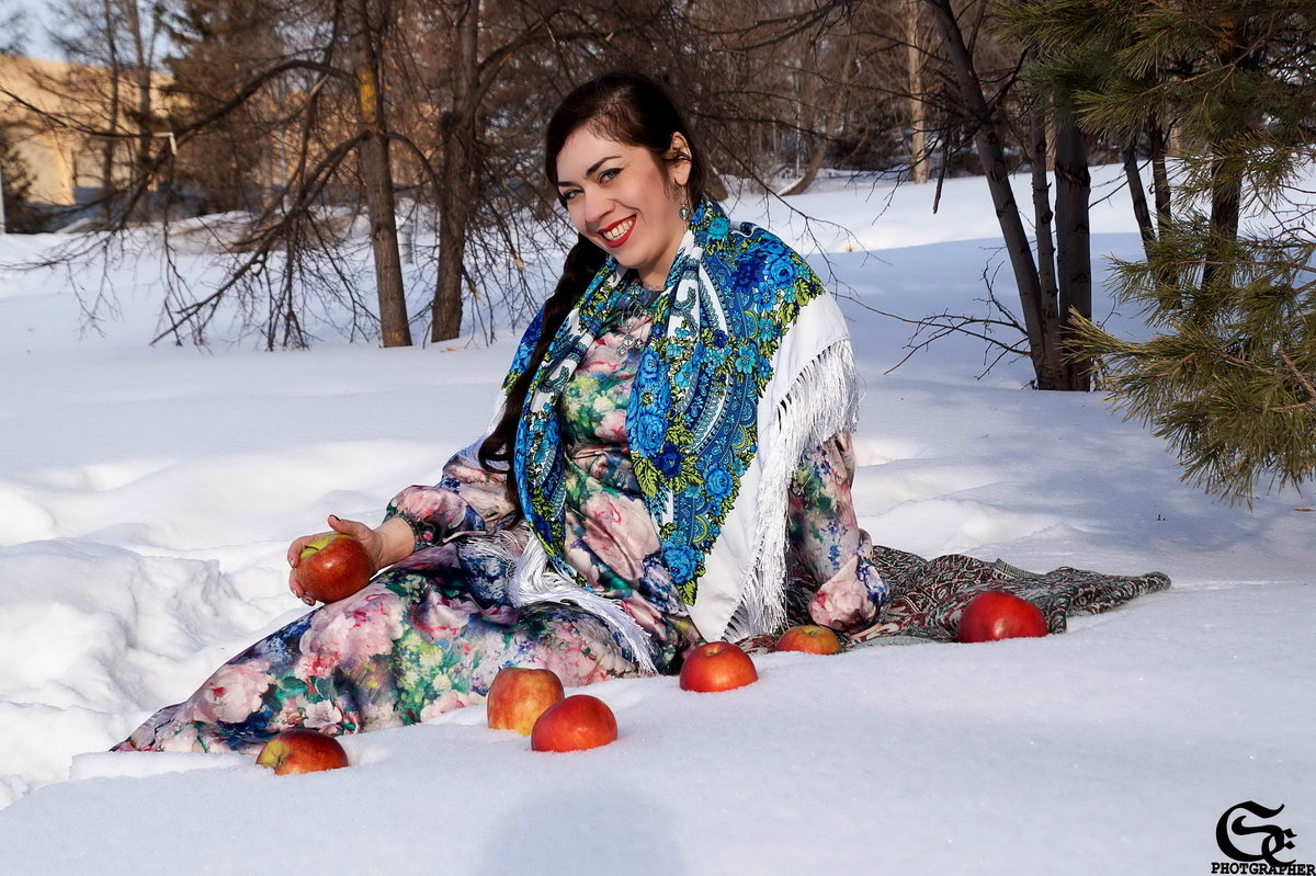 Яблоки на снегу  в руках русской красавицы - Евгения Сенченко