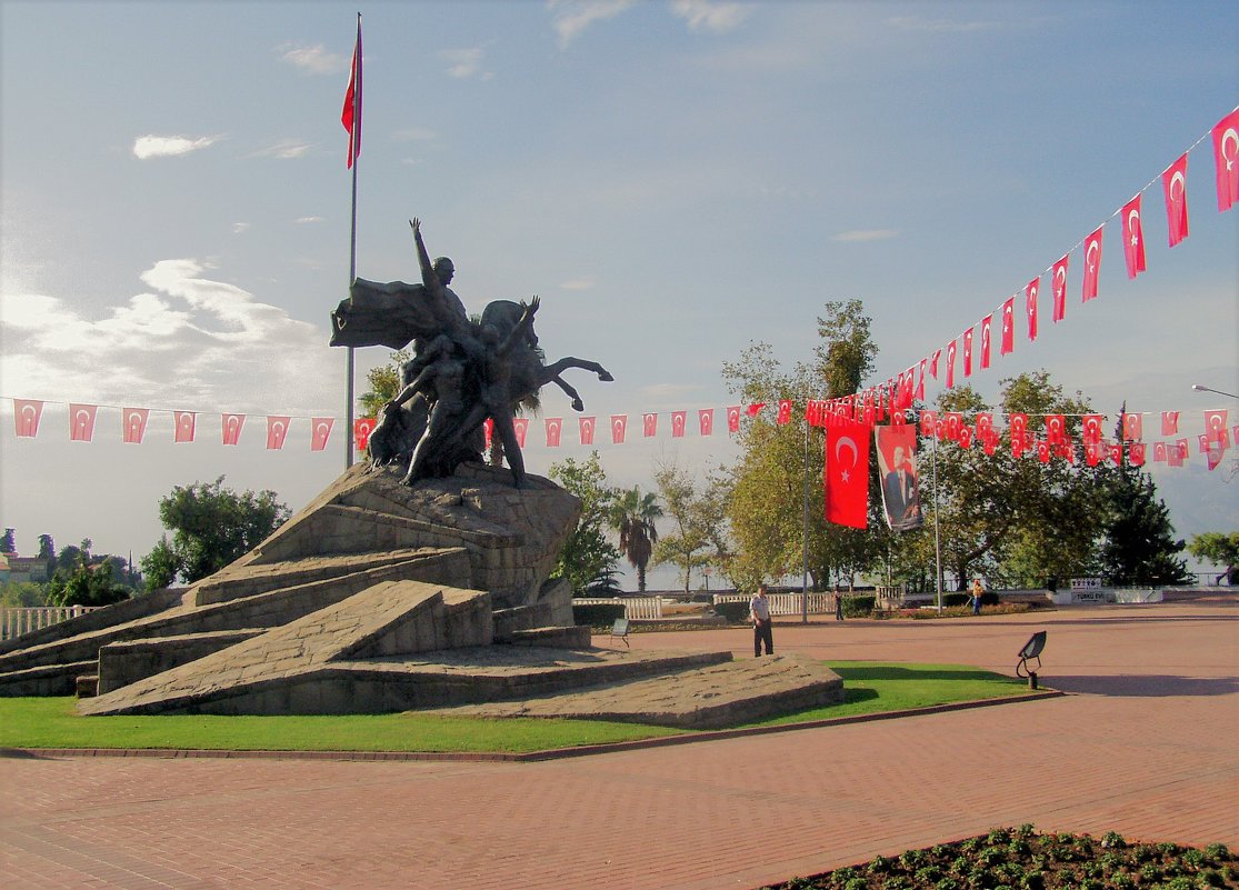 Памятник Ататюрку, первому президенту Турции в Анталии - Лара Амелина