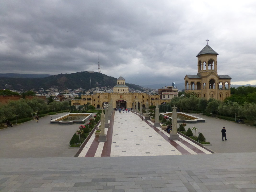 Кафедральный собор Святой Троицы (Цминда Самеба) — главный храм Грузии - Наиля 