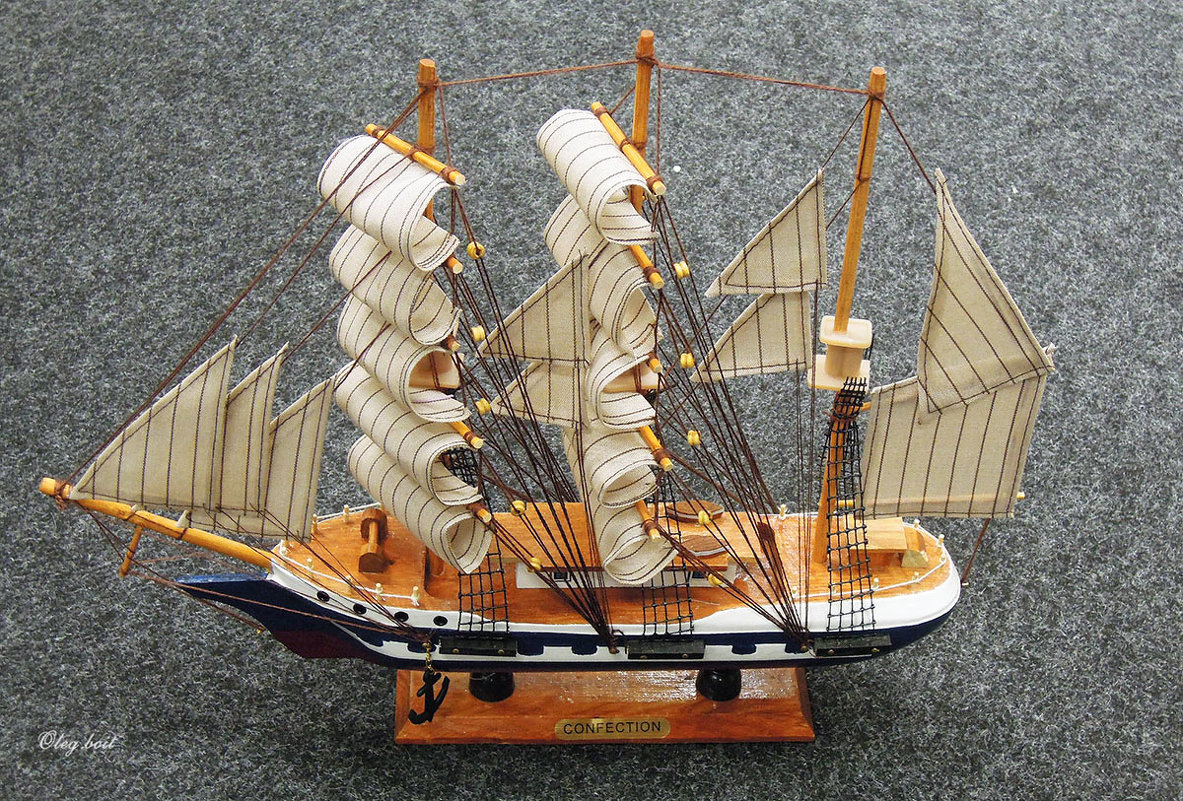 Модель деревянного корабля под названием "Confection" - Тамара Бедай 