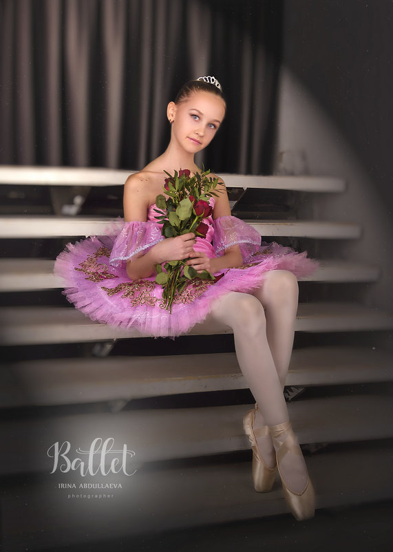 Юная балерина сидит на лестницы за кулисами после выступления , с букетом роз - Ирина Абдуллаева
