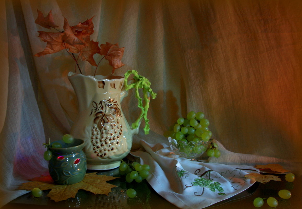 Натюрморт с зелёным виноградом - Нэля Лысенко