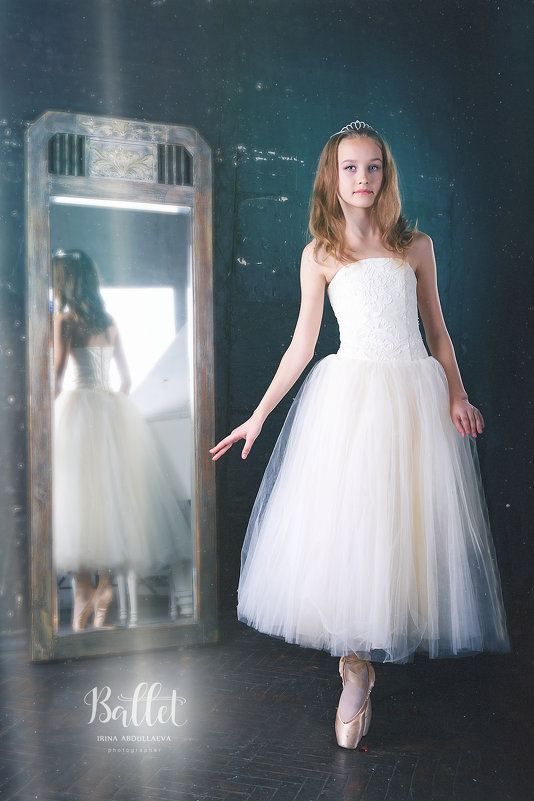 Юная балерина, зеркало, белая шопенка - Ирина Абдуллаева
