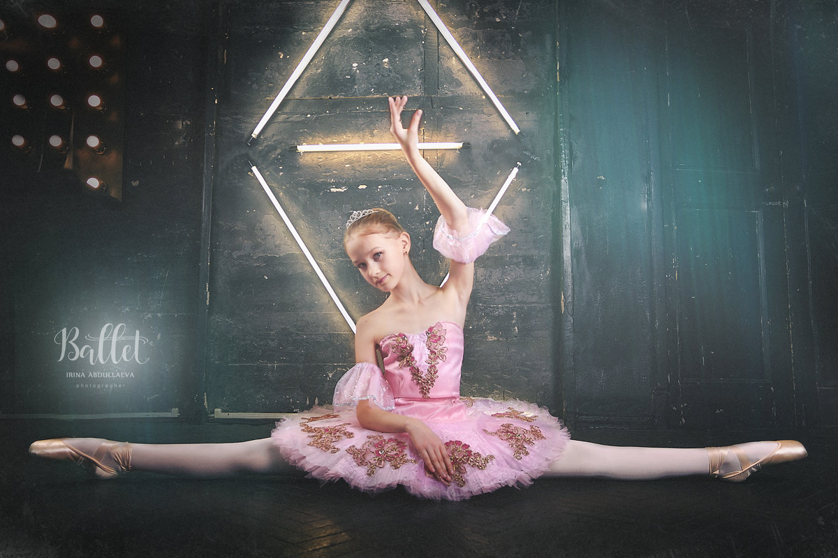 Юная балерина в розовой пачке, шпагат - Ирина Абдуллаева