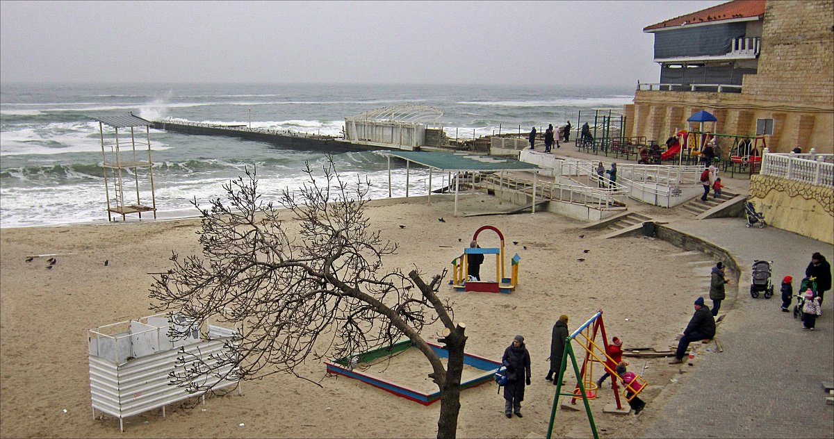 Оживлённый зимний пляж - Людмила 