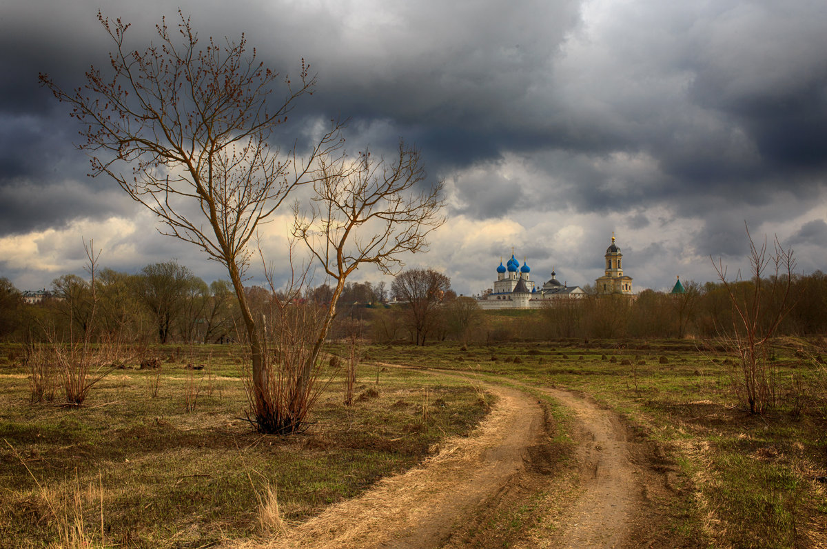 Дорога к храму в тумане