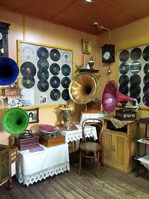 В частном музее граммофонов и грампластинок в Переславле-Залесском - Елена 