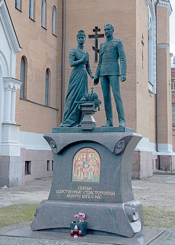 Памятник у церкви Воскресения Христова - El Кондукова