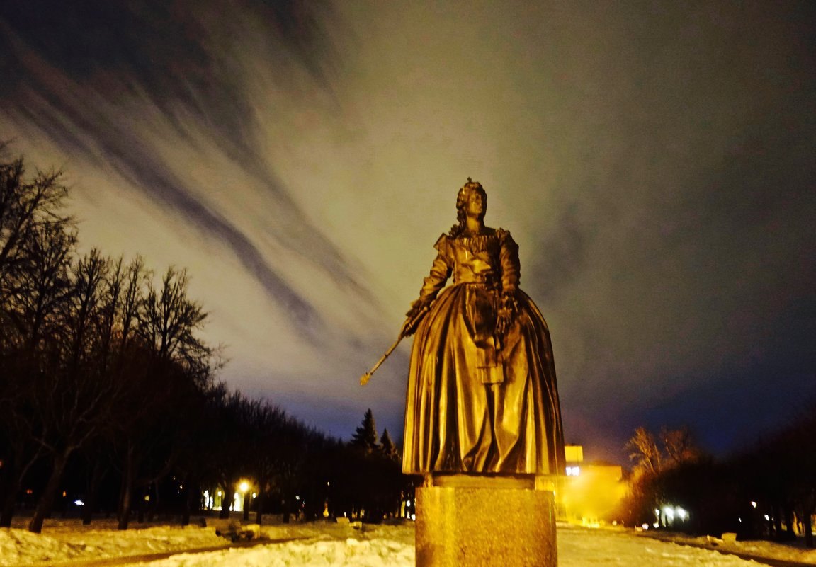 Екатерина Вторая, памятник в ночном освещении - Елена 