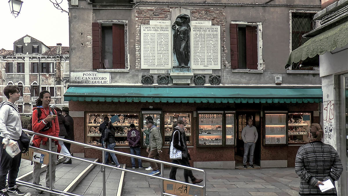 Venezia. Una targa commemorativa agli eroi della Guerra Mondiale I. - Игорь Олегович Кравченко