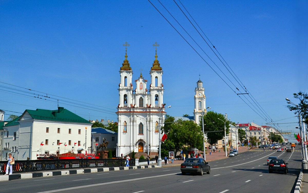 Воскресенская церковь и старая Ратуша (справа). - Милешкин Владимир Алексеевич 