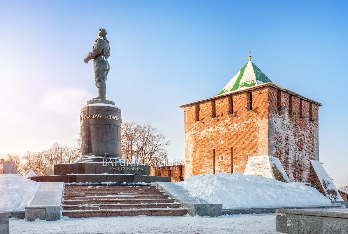 Памятник Чкалову и башня Кремля - Юлия Батурина