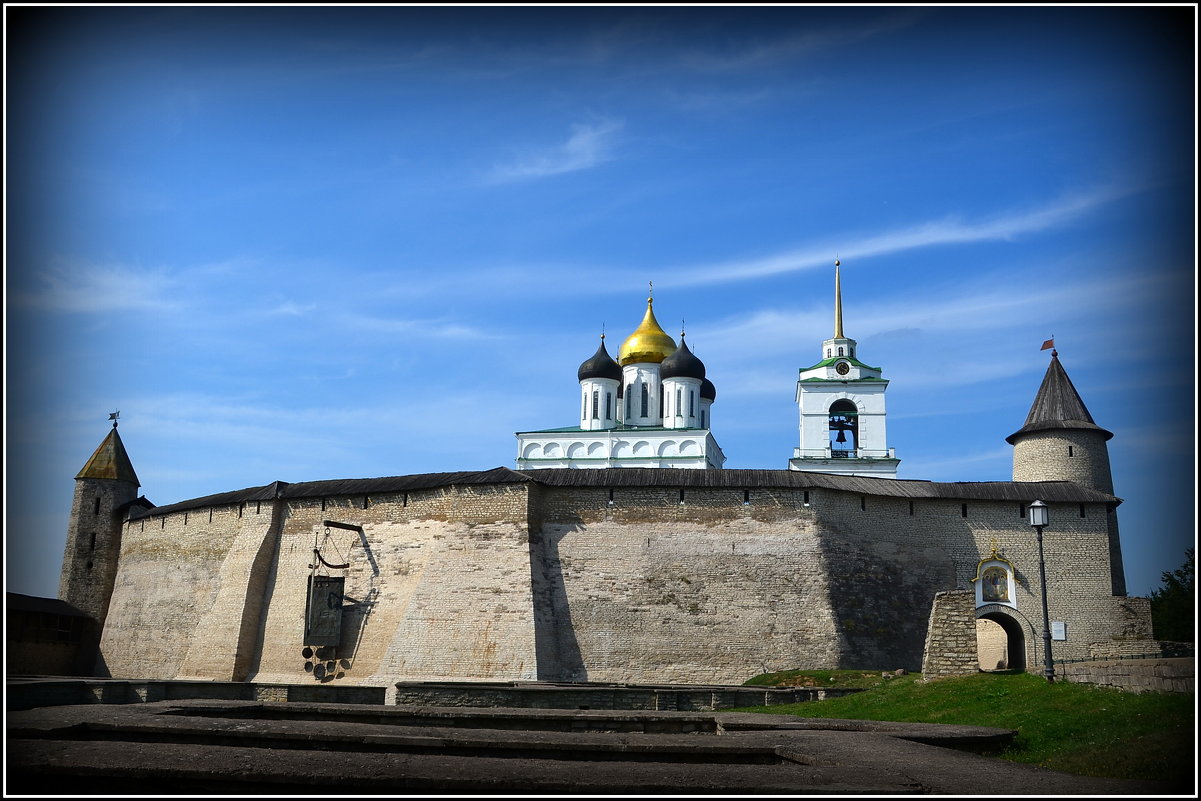 У стен Псковского Кремля. - Ольга Кирсанова