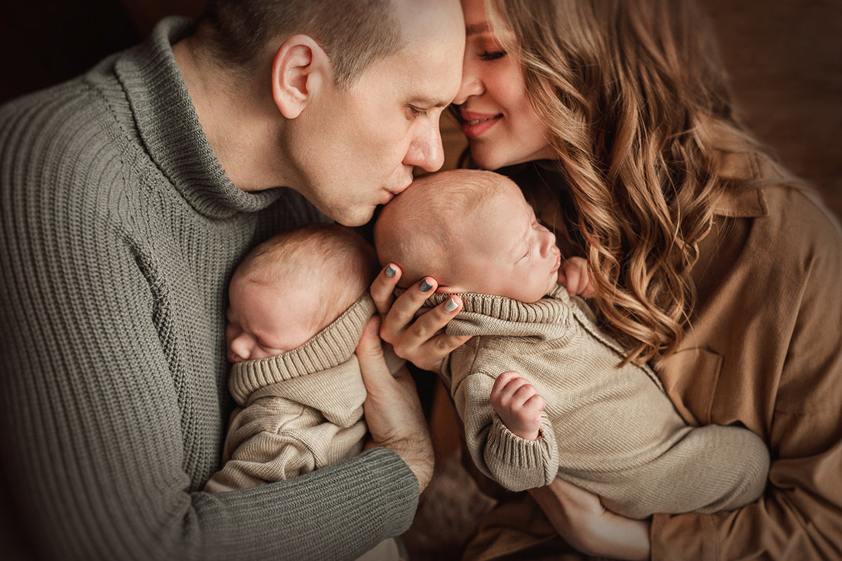 Любящие родители со своими новорожденными двойняшками - Кристина Киблер