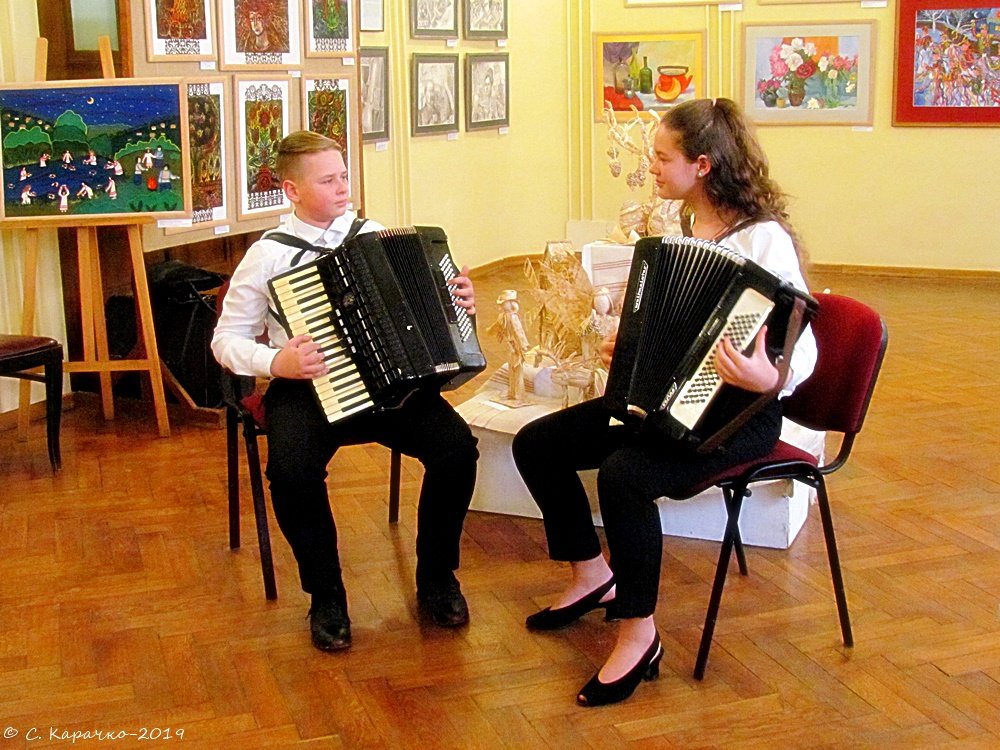 учні музичної школи брат та сестра виконали віртуозну композицію - Степан Карачко