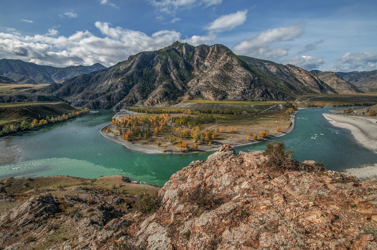 Слияние двух рек горный Алтай Чуи и Катуни