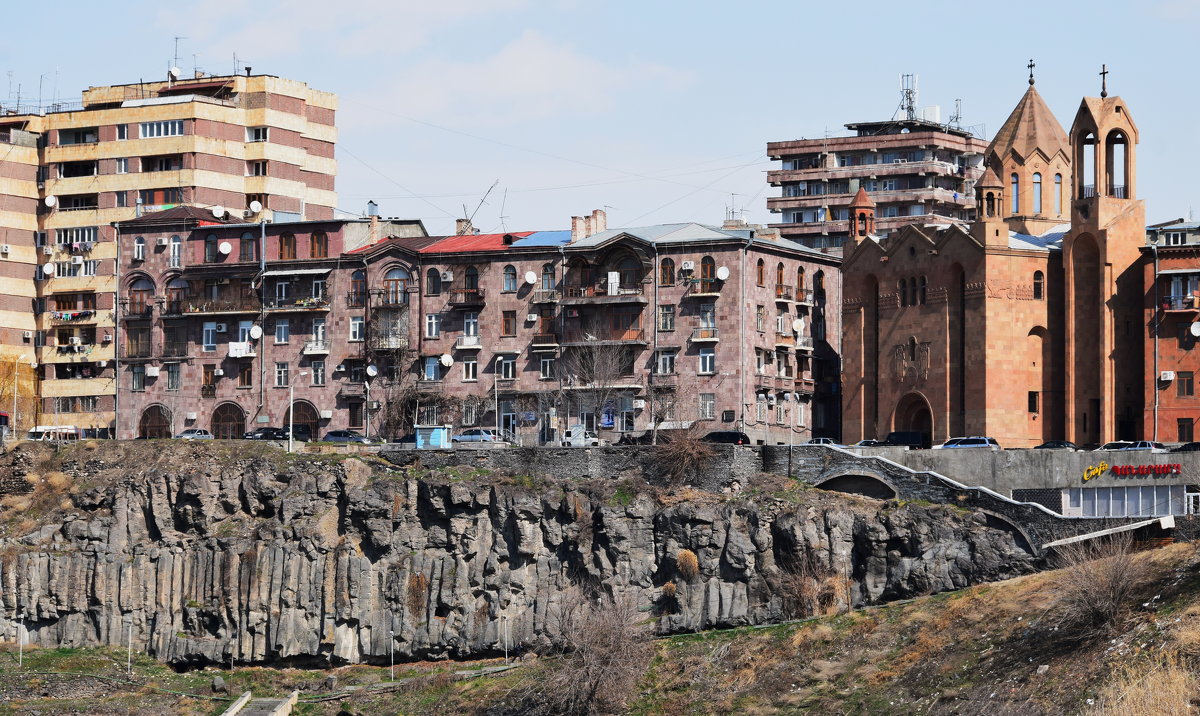 Армения. Ереван.  Ущелье реки Раздан делит город на две половины. - Galina Leskova