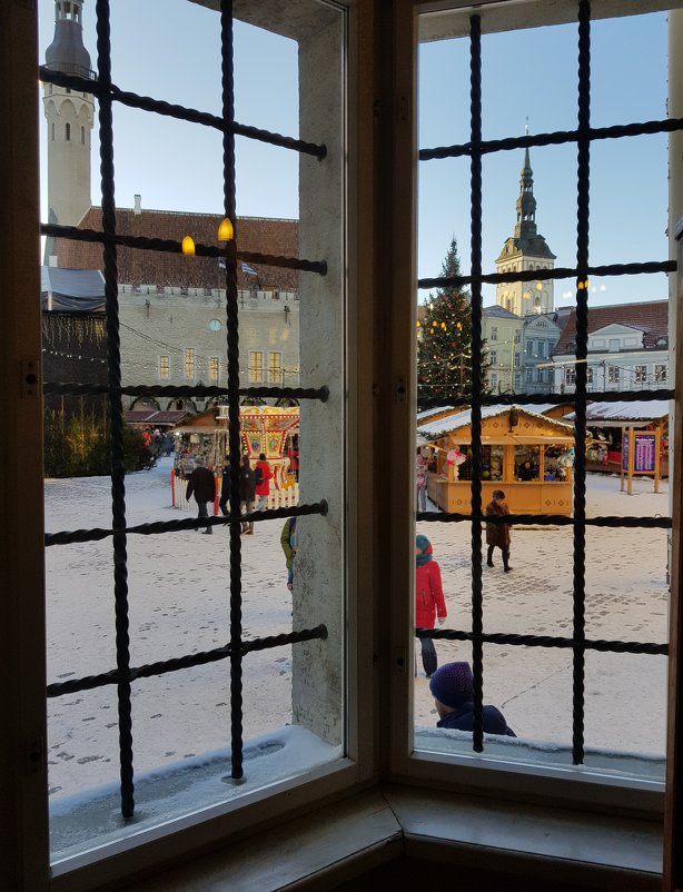 Вид из окна на площадь. - Anna Gornostayeva