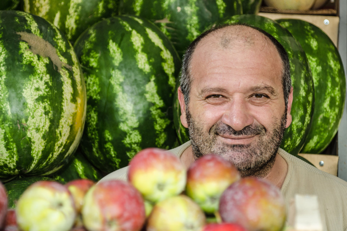 Продавец овощей и фруктов - Денис Тар