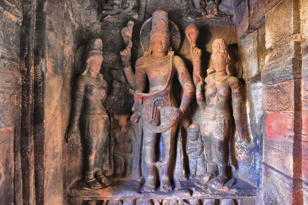 скульптуры в храме-пещере  6-ой век - Георгий А