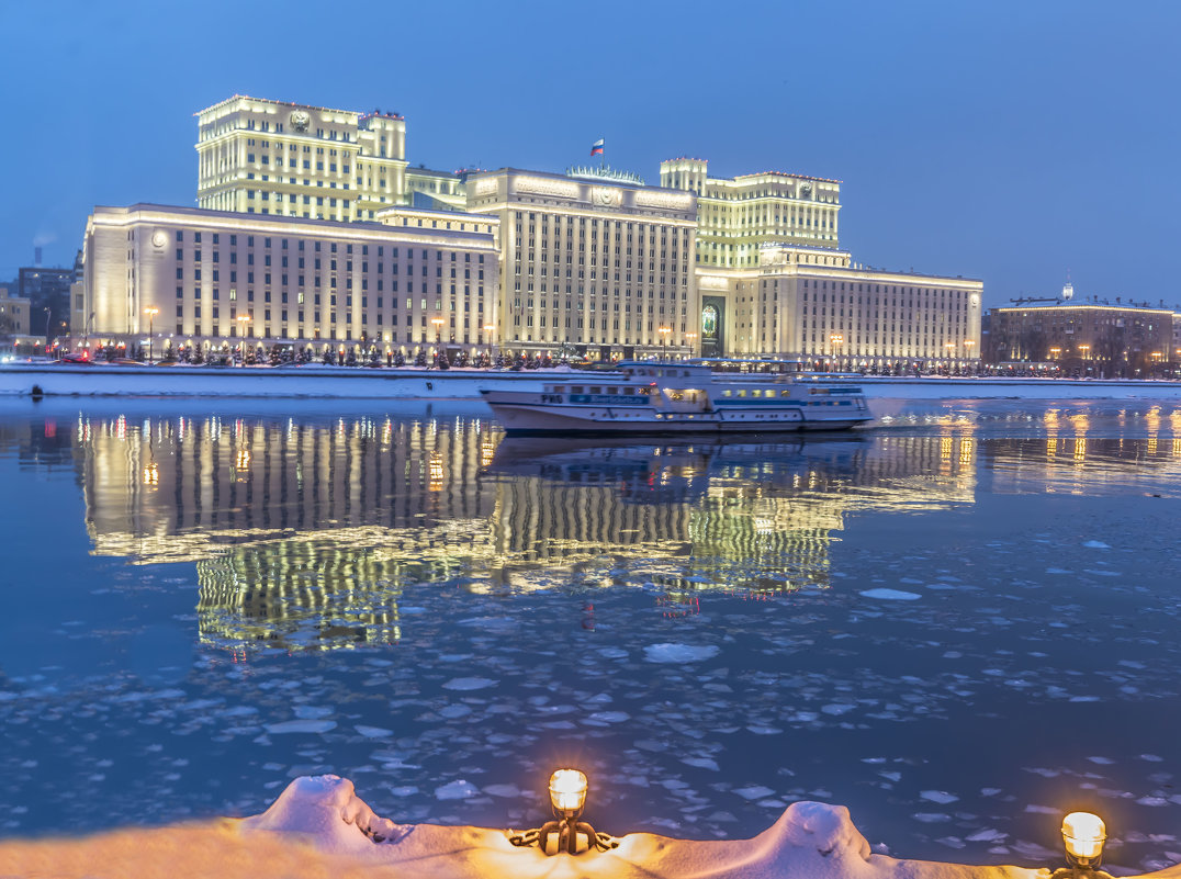 Здание министерства обороны на Фрунзенской набережной зимним вечером - Виктор Тараканов