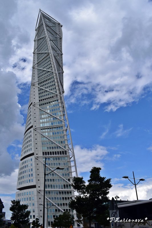 Небоскреб Мальмё под названием HSB Turning Torso, что переводится как "крутящийся торс - Татьяна Ларионова