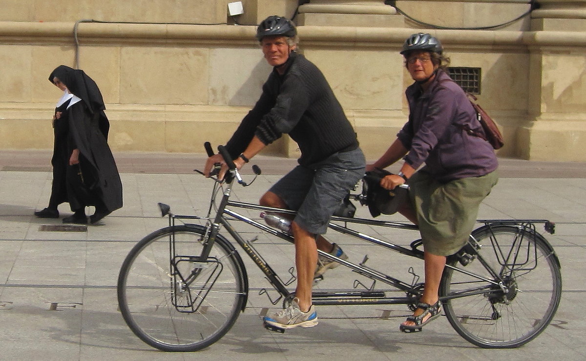 Туристы на велосипеде. Испания, Сарагоса, 2011 год. - Gen Vel