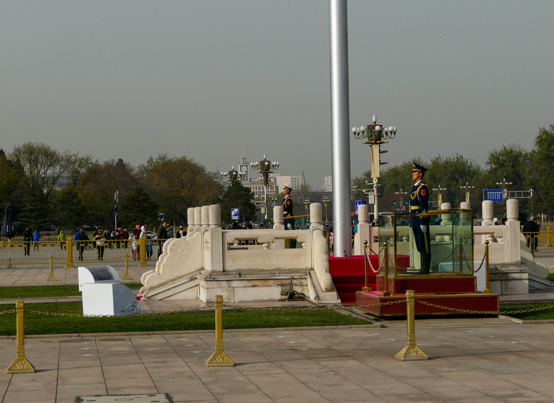 Почетный караул под флагштоком (пл.Тяньаньмэнь, Пекин) - Юрий Поляков