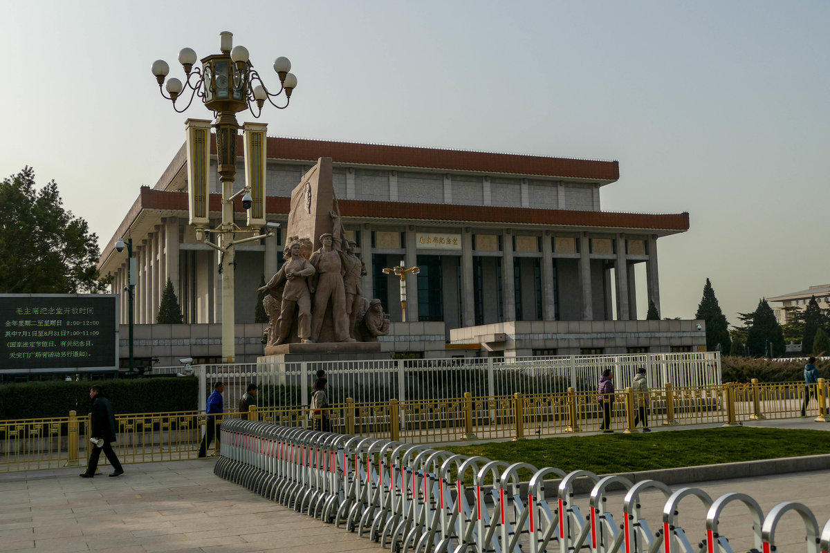 Мавзолей Мао Цзедуна и скульптурная композиция рядом (Пекин) - Юрий Поляков
