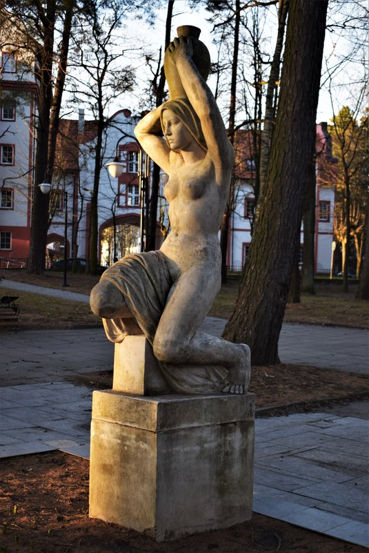 "Несущая воду" автор скульптуры Герман Брахерт - Марина 