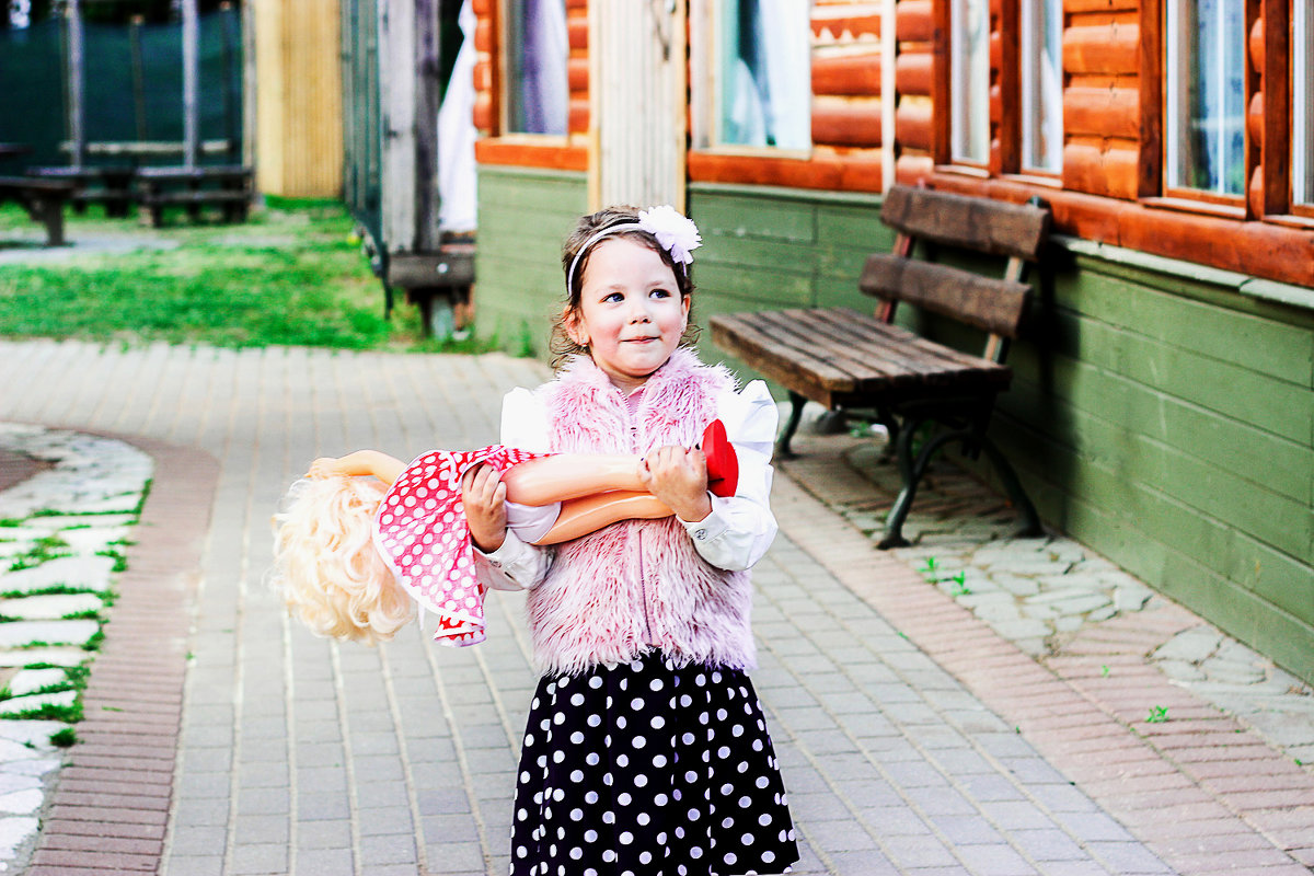 Девочка с куклой - Таня Зайко