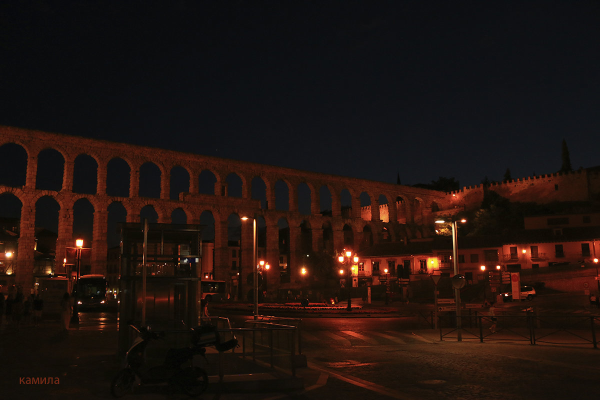 Ночной"Акведук "в Сеговии (Acueducto de Segovia). - Mila .