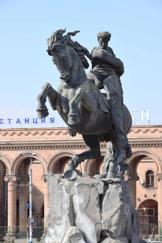 Армения. Ереван. Памятник Давиду Сасунскому . - Galina Leskova