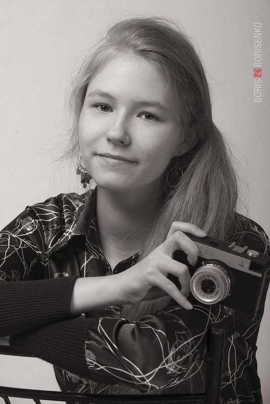 Портрет девушки с фотоаппаратом - Борис Борисенко