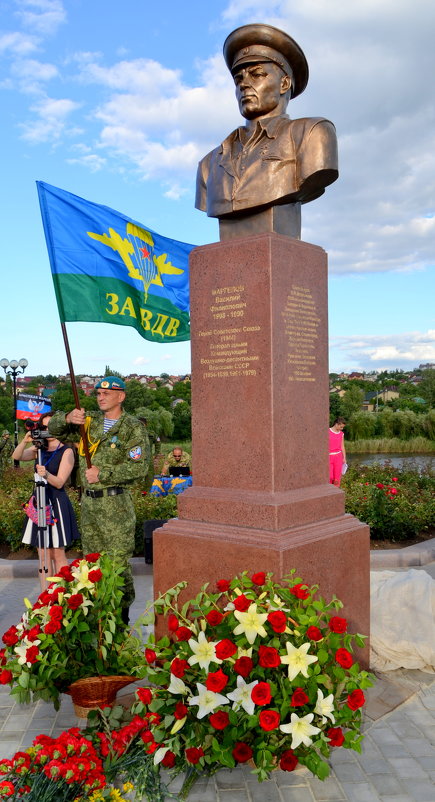 Памятник Маргелову в Донецке. - Мария Коледа