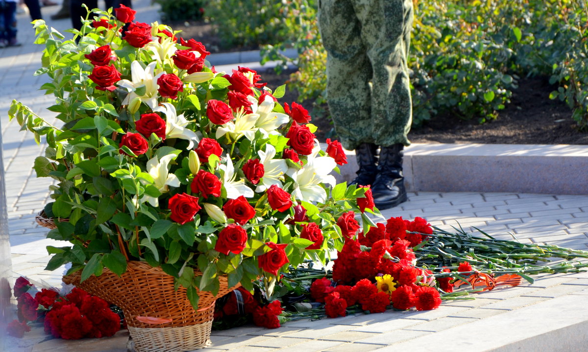 Цветы к Памятнику Маргелову - Мария Коледа