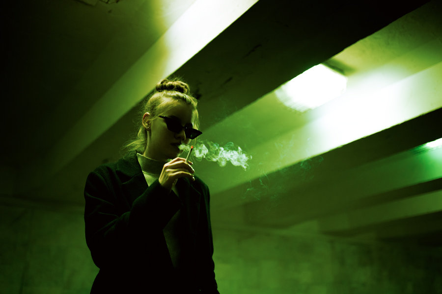 Девушка в очках курит сигареты в подземном переходе Уфы - Lenar Abdrakhmanov