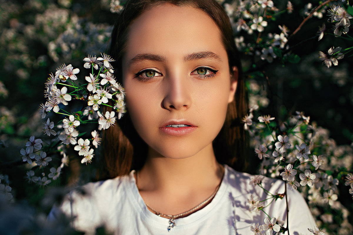 Портрет девушки на фоне цветущего дерева весной - Lenar Abdrakhmanov