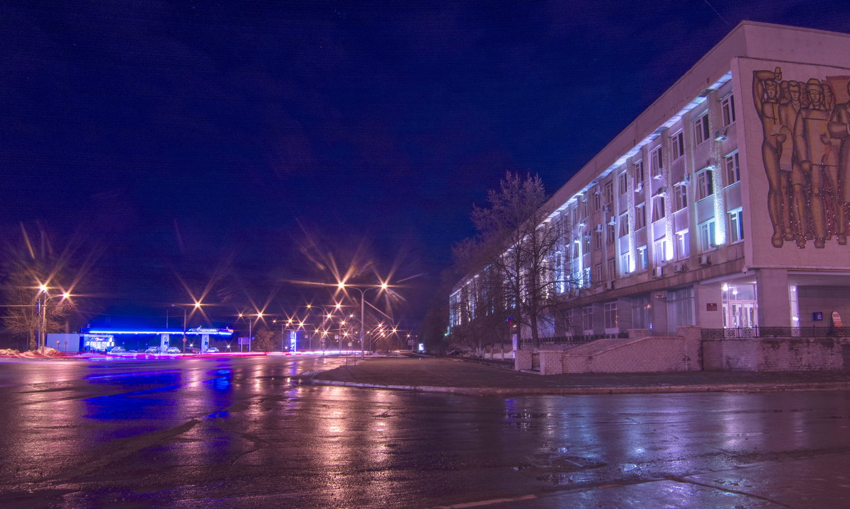 Улица Ленина,  справа белый дом,  слева заправка. - Михаил Полыгалов