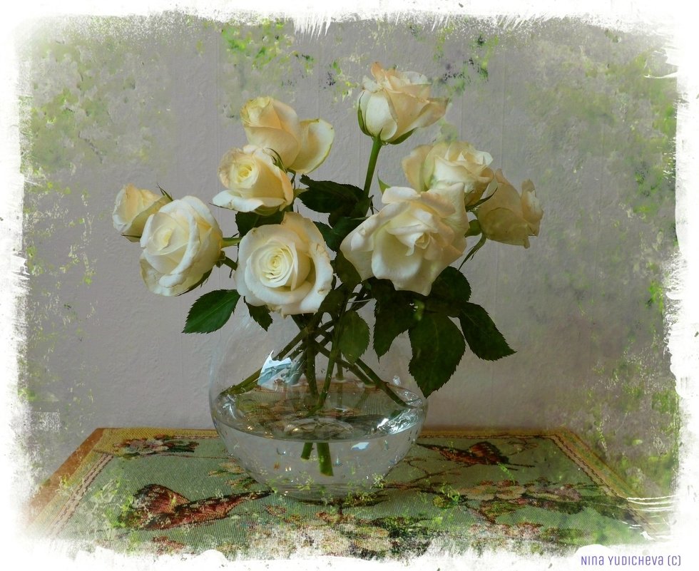 Белые розы в вазе - Nina Yudicheva