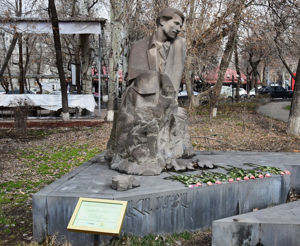 Армения. Ереван. Памятник поэту Ваану Терьяну - Galina Leskova