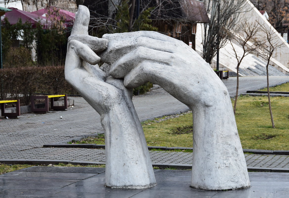 Армения. Ереван. Памятник "Руки дружбы" - Galina Leskova